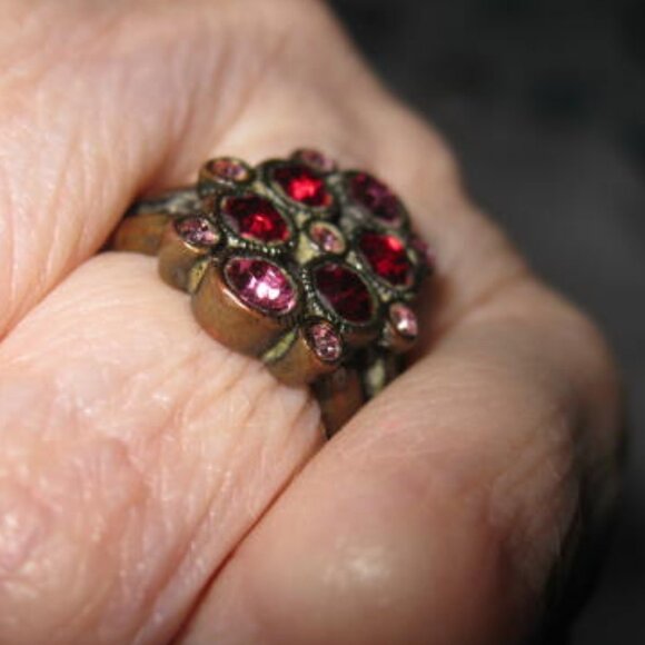 Gold Tone Ring w/ Glass Stones Vintage Size 7 - Picture 16 of 16